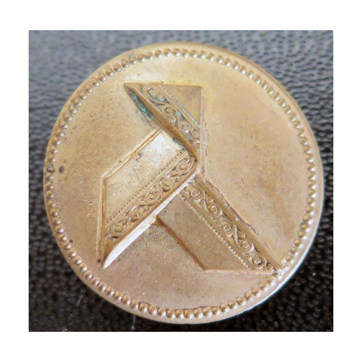 Bouton d'uniforme avec cocotte en papier sur fond rouge (BR 11 ?)
