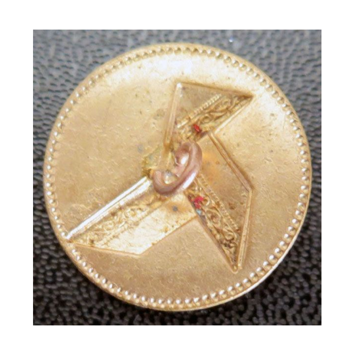 Bouton d'uniforme avec cocotte en papier sur fond rouge (BR 11 ?)