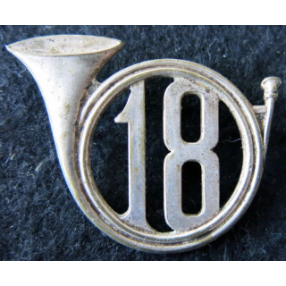 18° RCH : insigne métallique de béret du 18° régiment de chasseurs dos lisse embouti