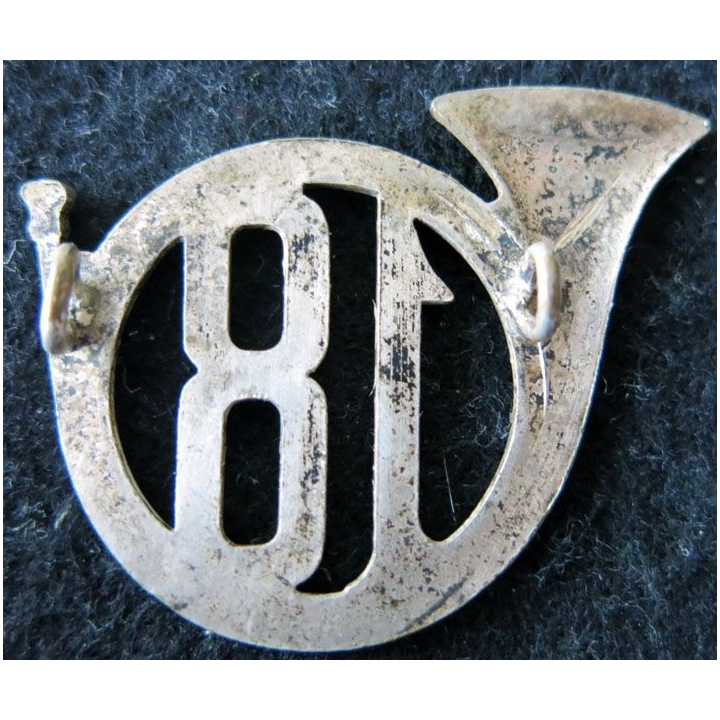18° RCH : insigne métallique de béret du 18° régiment de chasseurs dos lisse embouti