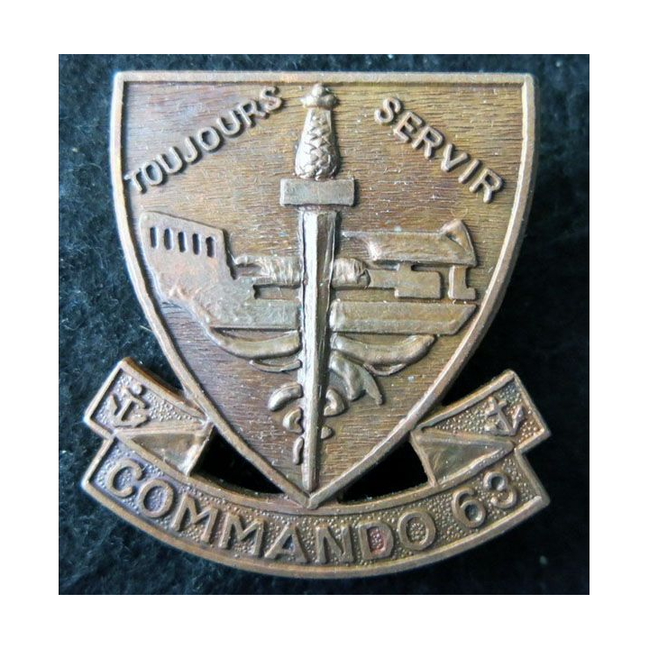 COMMANDO 63 : Insigne de béret du Commando 63 matriculé N° 037