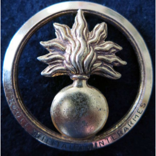 EMIA : insigne de béret de l'école militaire interarmes de fabrication Beraudy-Vaure