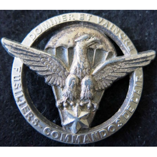 GABON FCA : insigne métallique de béret des fusiliers commandos de l'air du Gabon Dominer et vaincre