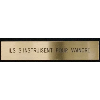 PLAQUE AUTOCOLLANTE "ILS S'INSTRUISENT POUR VAINCRE"