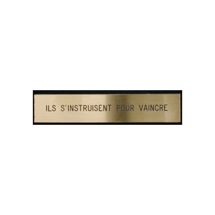 PLAQUE AUTOCOLLANTE "ILS S'INSTRUISENT POUR VAINCRE"