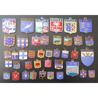 BLASONS : lot de 40 blasons différents de villes émaillés 