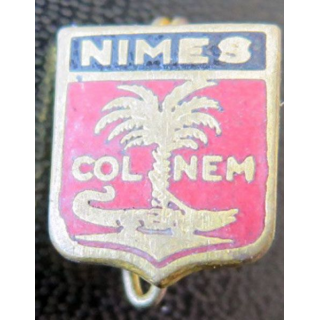 BLASON NÎMES : Boutonnière en émail de la ville de Nîmes 11 x 14 mm