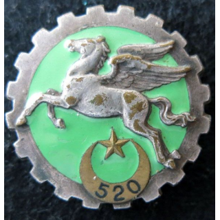 520° GT : Insigne métallique du 520° Groupe de Transport Drago Romainville déposé H. 229  émail