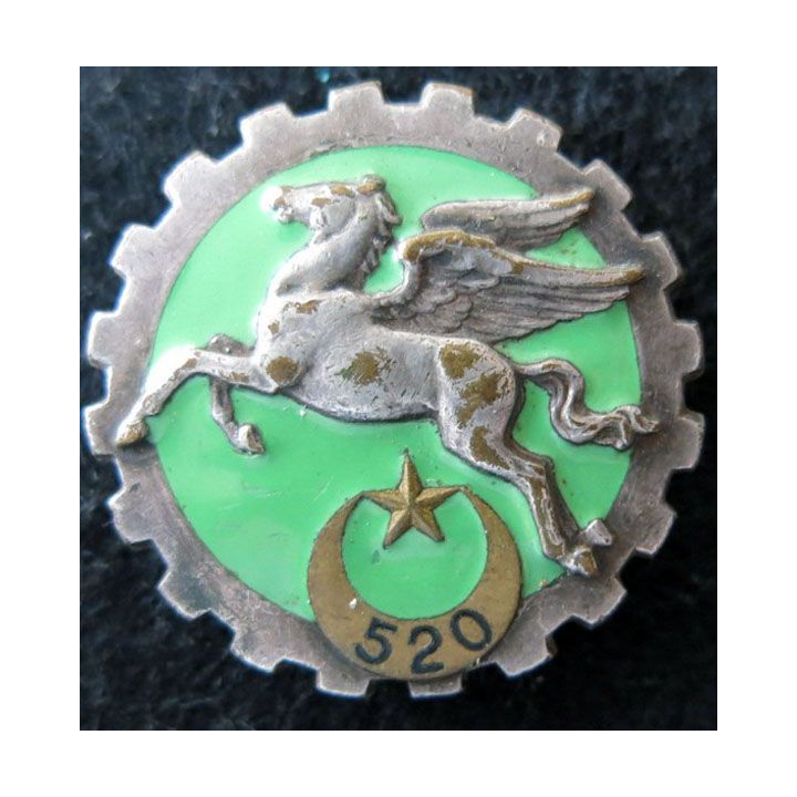 520° GT : Insigne métallique du 520° Groupe de Transport Drago Romainville déposé H. 229  émail