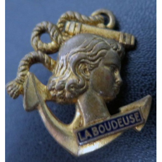 LA BOUDEUSE : insigne de l'aviso dragueur La boudeuse G. Guiraud SC en émail