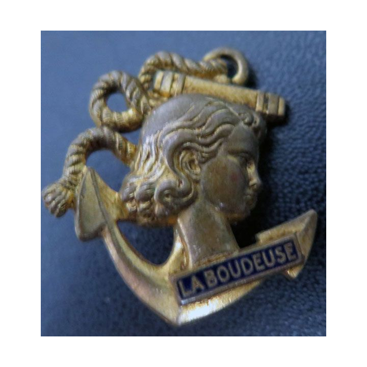 LA BOUDEUSE : insigne de l'aviso dragueur La boudeuse G. Guiraud SC en émail