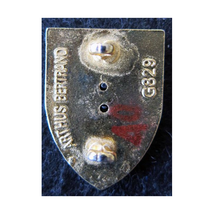 6° RC : insigne métallique du 6° régiment de cuirassiers fabrication Arthus Bertrand G. 829 en émail
