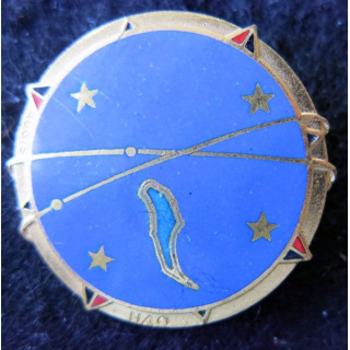 BA 185 : insigne métallique de la base aérienne 185 de Hao de fabrication Augis Lyon dos lisse doré en émail