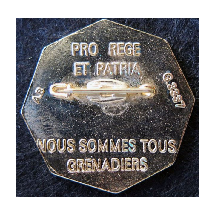 100° RI : insigne métallique du 100° régiment d'infanterie de fabrication AB G. 3337 en émail