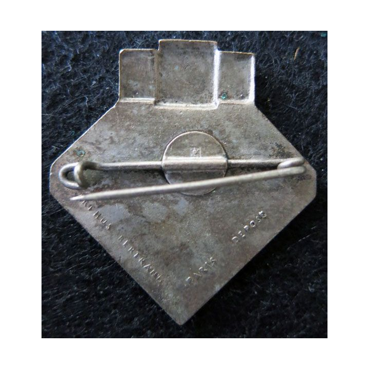 11° DI : Insigne métallique de la 11° division d’infanterie "division de fer" 1939-1940 Arthus Bertrand Paris Déposé en émail