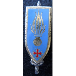 EAI : Insigne métallique de l'école d’application de l’infanterie de fabrication Drago Paris G. 2192 dos guilloché