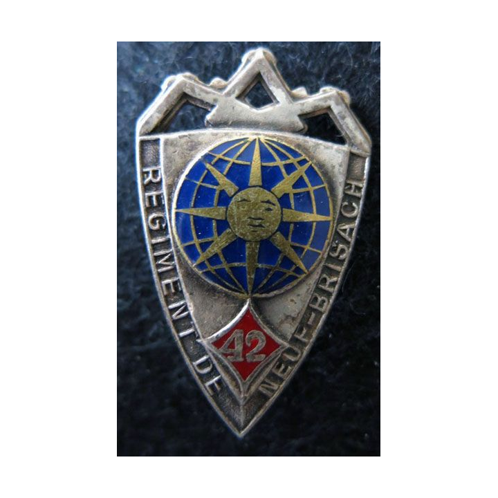 42° RI : Insigne métallique du 42° régiment d'infanterie de fabrication Drago Paris dos guilloché