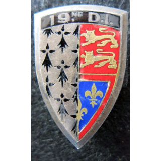 19° DI : Insigne métallique de la 19° division d’infanterie de fabrication Arhus Bertrand en émail avec poinçon