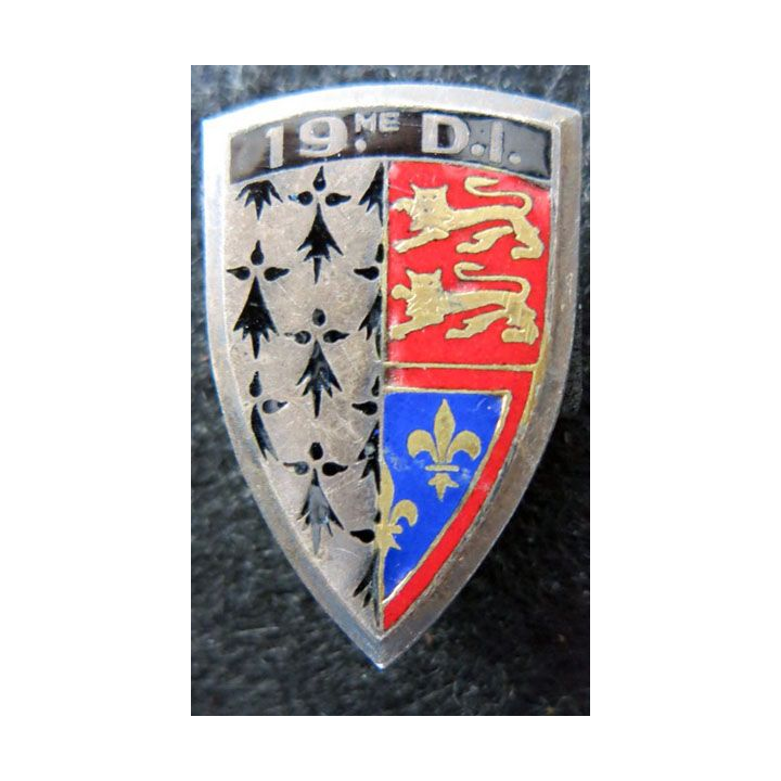 19° DI : Insigne métallique de la 19° division d’infanterie de fabrication Arhus Bertrand en émail avec poinçon