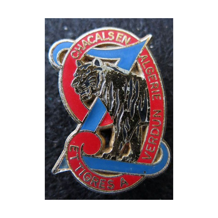 9° RZ : Insigne métallique du CEC de Givet - 9° régiment de zouaves de fabrication Delsart H. 134 plein dos grenu doré