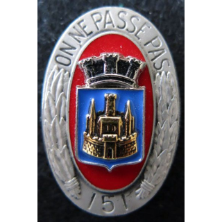 151° RI : insigne métallique du 151° régiment d'infanterie de fabrication Balme Saumur H. 117 en relief