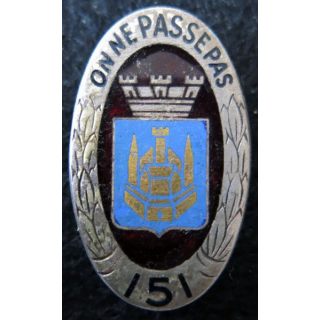 151° RI : insigne métallique du 151° régiment d''infanterie de fabrication Drago Paris H. 117 en émail