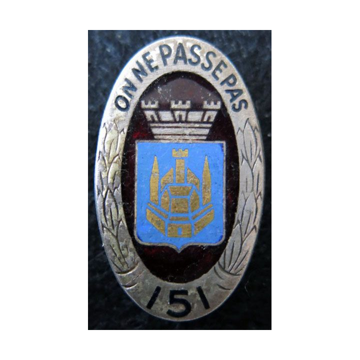151° RI : insigne métallique du 151° régiment d''infanterie de fabrication Drago Paris H. 117 en émail
