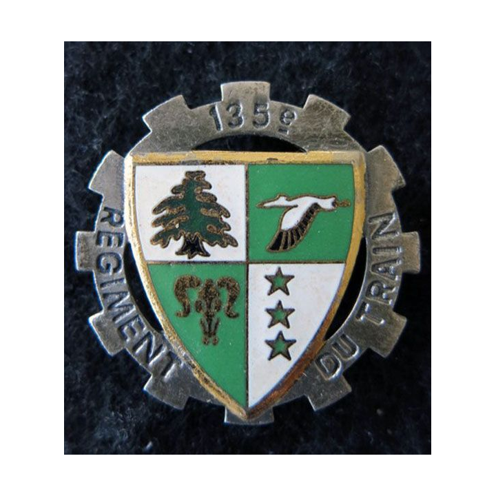 135° RT : insigne métallique du 135° régiment du train sans fabricant (Drago) G. 2449 en émail