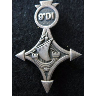 9° DI : Insigne métallique de la 9° division d’infanterie de fabrication Drago Paris G. 1288 fond noir