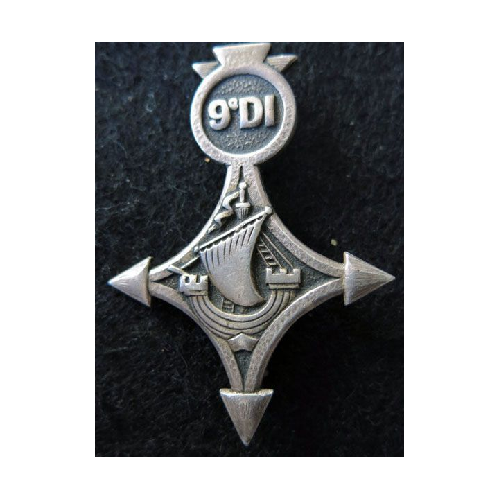 9° DI : Insigne métallique de la 9° division d’infanterie de fabrication Drago Paris G. 1288 fond noir
