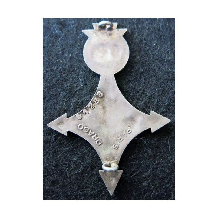 9° DI : Insigne métallique de la 9° division d’infanterie de fabrication Drago Paris G. 1288 fond noir