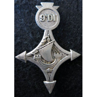 9° DI : Insigne métallique de la 9° division d’infanterie de fabrication Drago Paris G. 1288 fond argenté