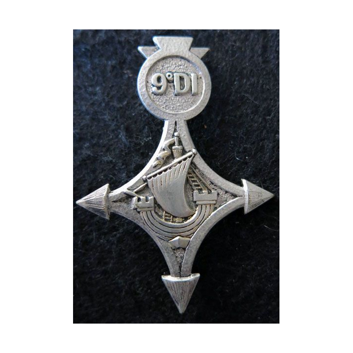 9° DI : Insigne métallique de la 9° division d’infanterie de fabrication Drago Paris G. 1288 fond argenté