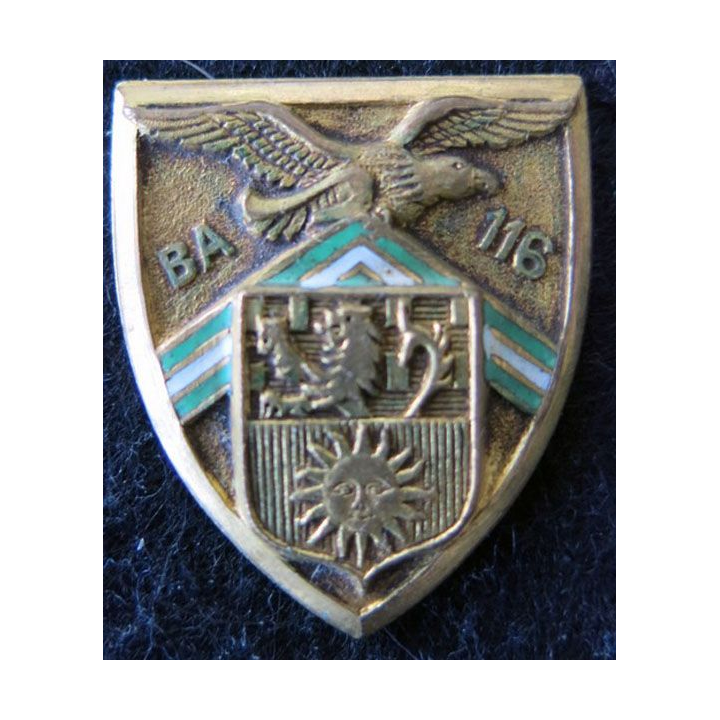 BA 116 : insigne métallique de la base aérienne 116 de Luxeuil de fabrication Arthus Bertrand A. 596 en émail sans attache
