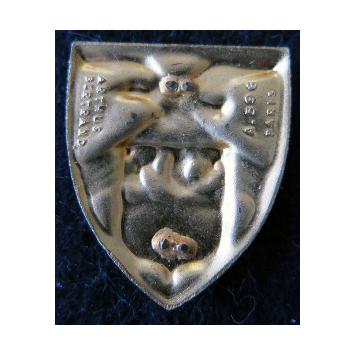 BA 116 : insigne métallique de la base aérienne 116 de Luxeuil de fabrication Arthus Bertrand A. 596 en émail sans attache