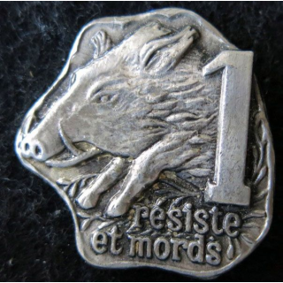 BELGIQUE : insigne métallique du 1° régiment de chasseurs ardennais de fabrication Drago Paris en métal argenté