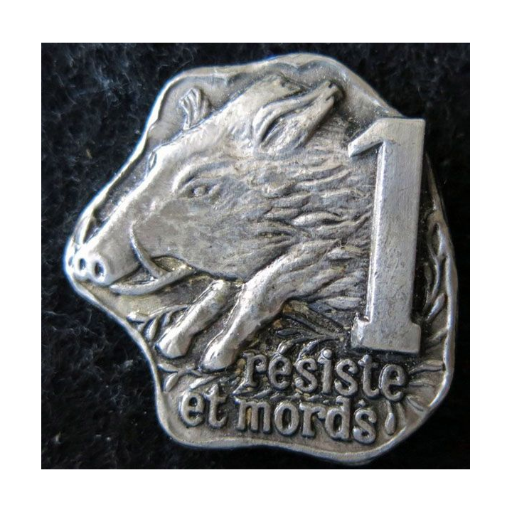BELGIQUE : insigne métallique du 1° régiment de chasseurs ardennais de fabrication Drago Paris en métal argenté
