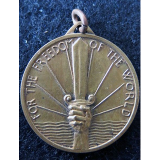 GRANDE BRETAGNE : médaille For the freedom of the world 8° Army en métal doré