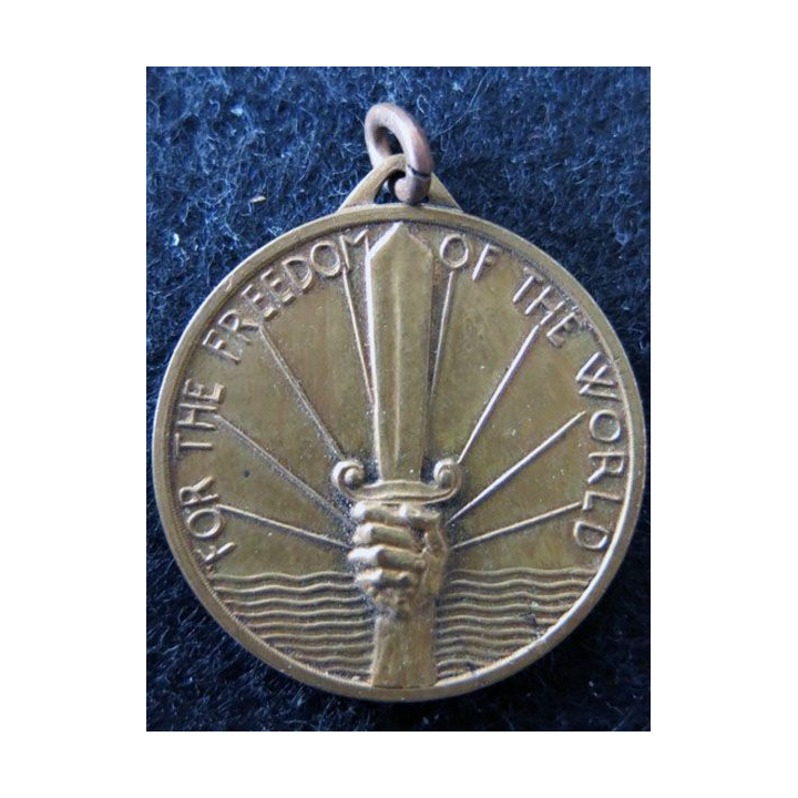 GRANDE BRETAGNE : médaille For the freedom of the world 8° Army en métal doré