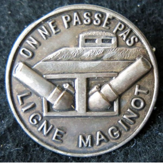 MAGINOT : insigne de béret de la ligne MAGINOT "on ne passe pas" deux canons 32 mm