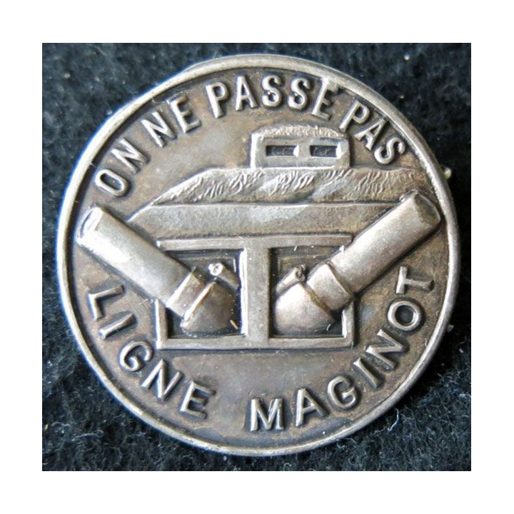 MAGINOT : insigne de béret de la ligne MAGINOT "on ne passe pas" deux canons 32 mm