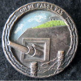 MAGINOT : insigne de béret de la ligne MAGINOT "on ne passe pas" (AB) poinçon peint 37 mm