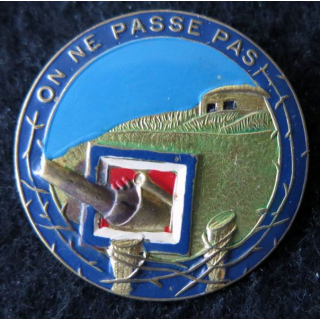MAGINOT : insigne de béret de la ligne MAGINOT "on ne passe pas" en métal peint 35,5 mm