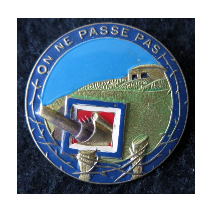 MAGINOT : insigne de béret de la ligne MAGINOT "on ne passe pas" en métal peint 35,5 mm