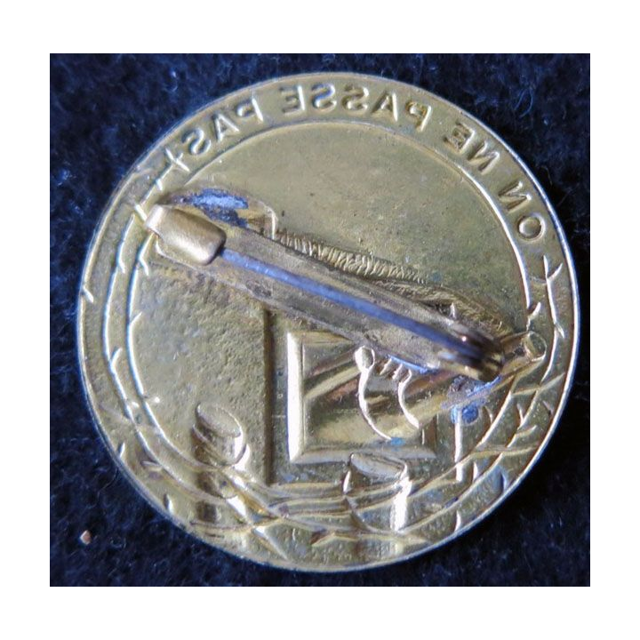 MAGINOT : insigne de béret de la ligne MAGINOT "on ne passe pas" en métal peint 35,5 mm