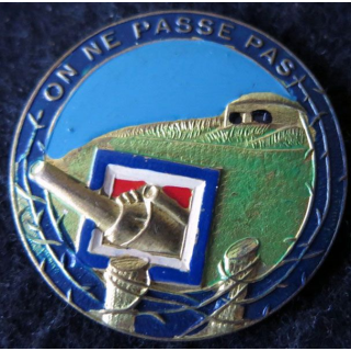 MAGINOT : insigne de béret de la ligne MAGINOT "on ne passe pas" en métal peint 35,5 mm sans attache