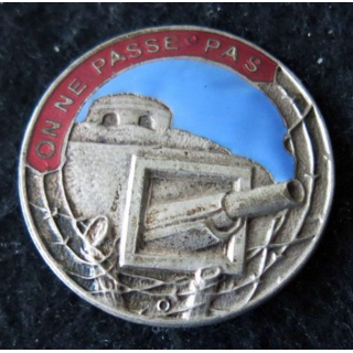 MAGINOT : insigne de béret de la ligne MAGINOT "on ne passe pas" canon à droite 36 mm émail