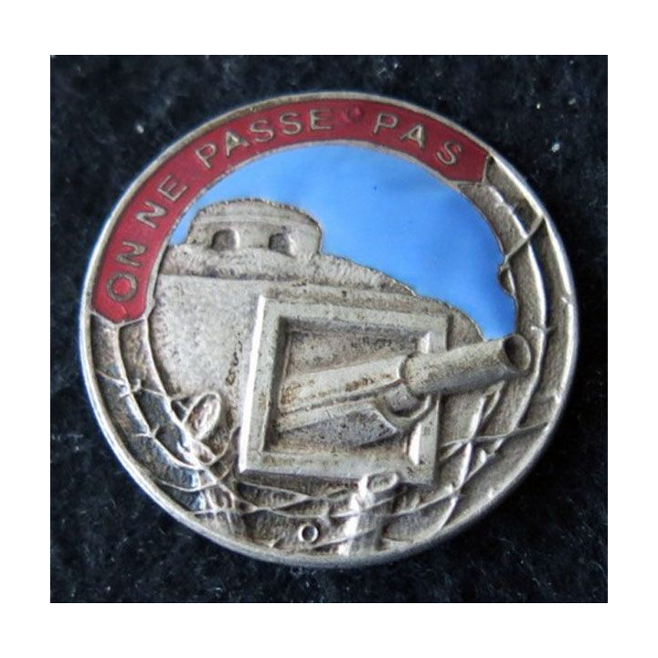 MAGINOT : insigne de béret de la ligne MAGINOT "on ne passe pas" canon à droite 36 mm émail