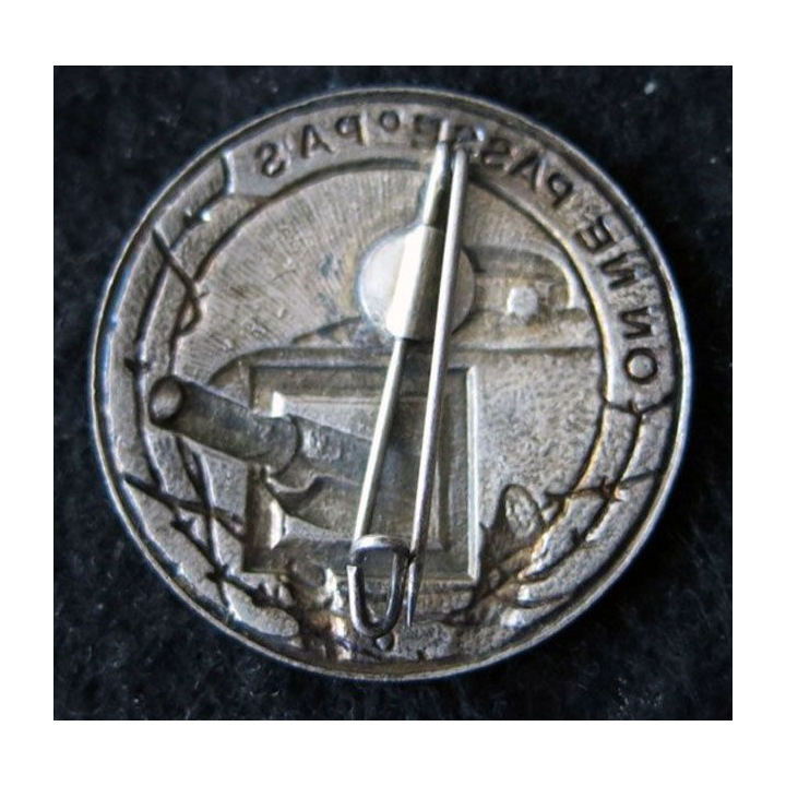 MAGINOT : insigne de béret de la ligne MAGINOT "on ne passe pas" canon à droite 36 mm émail