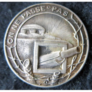 MAGINOT : insigne de béret de la ligne MAGINOT "on ne passe pas" canon à droite 36 mm ciel radié